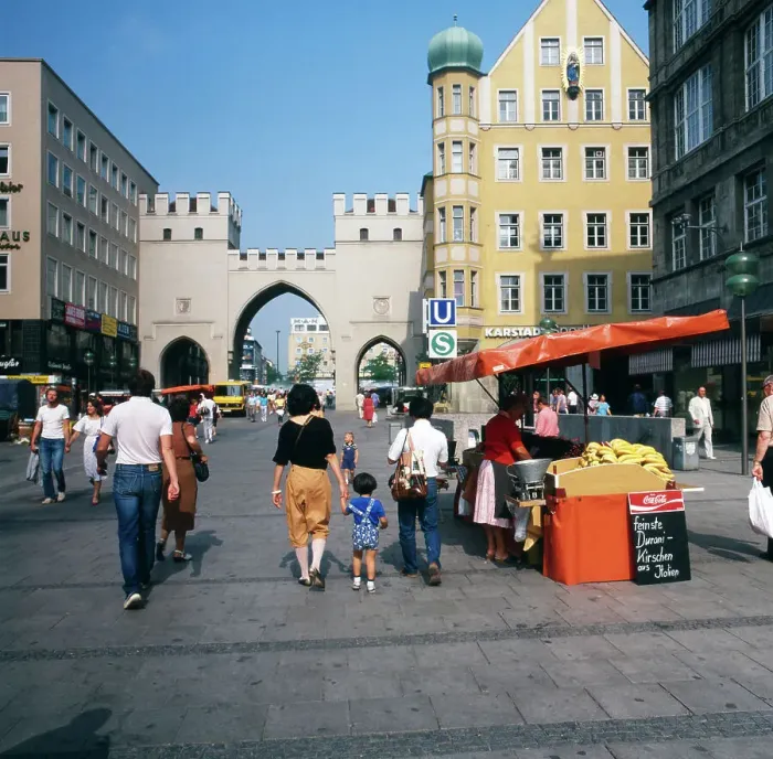 Framed Print : München, 1985. Altstadt. Blick zum Karlstor Framed Print : München, 1985. Altstadt. Blick zum Karlstor