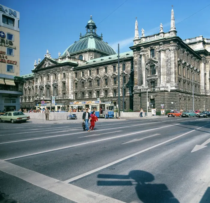 Framed Print : München, 1985. Maxvorstadt. Der alte Justizpalast an der Prielmayerstrasse Framed Print : München, 1985. Maxvorstadt. Der alte Justizpalast an der Prielmayerstrasse