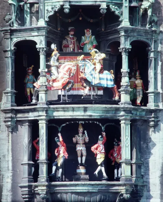 Framed Print : München, 1985. Altstadt. Das historische Glockenspiel mit dem Schefflertanz Framed Print : München, 1985. Altstadt. Das historische Glockenspiel mit dem Schefflertanz