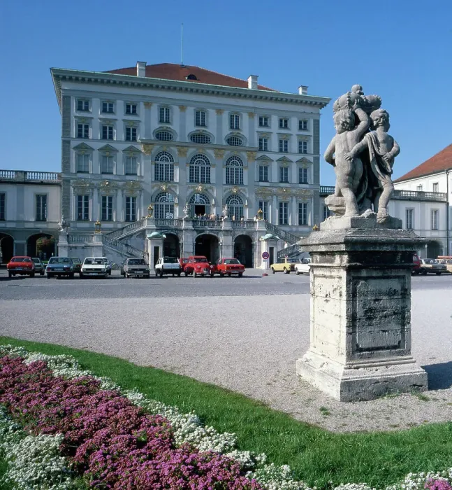 Framed Print : München, 1985. Neuhausen-Nymphenburg. Blick zum Schloss Nymphenburg Framed Print : München, 1985. Neuhausen-Nymphenburg. Blick zum Schloss Nymphenburg