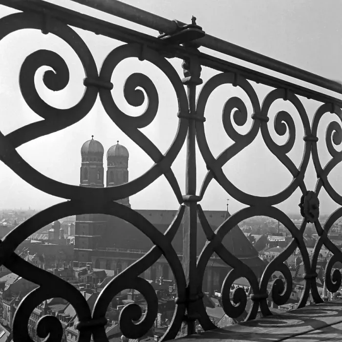 Framed Print : München. Blick auf die Frauenkirche in München vom Turm der Kirche St Framed Print : München. Blick auf die Frauenkirche in München vom Turm der Kirche St