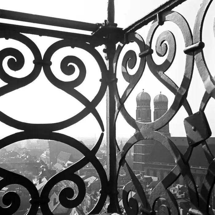 Impression encadrée : München. Vue sur l'église des femmes à Munich depuis la balustrade de la Impression encadrée : München. Vue sur l'église des femmes à Munich depuis la balustrade de la