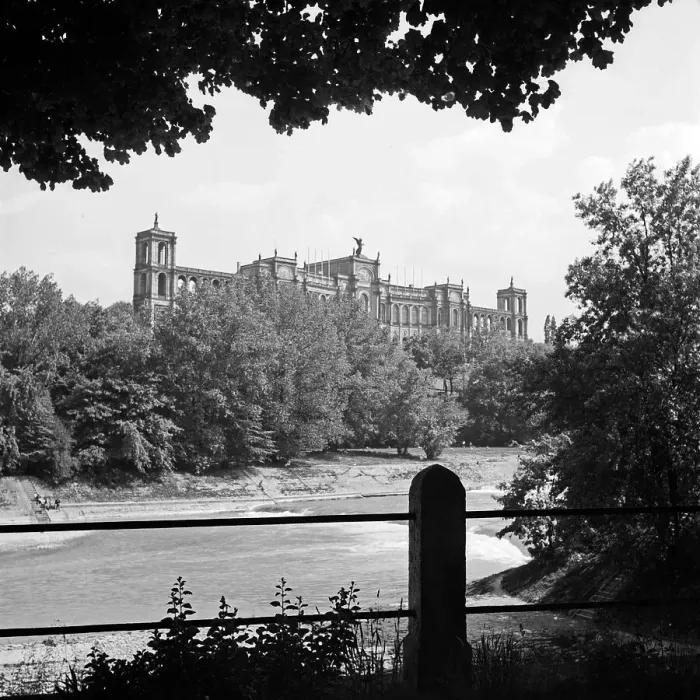 Impression encadrée : München. Le bâtiment palais du Maximiliana à Munich en Allemagne dans les années 1930 Impression encadrée : München. Le bâtiment palais du Maximiliana à Munich en Allemagne dans les années 1930