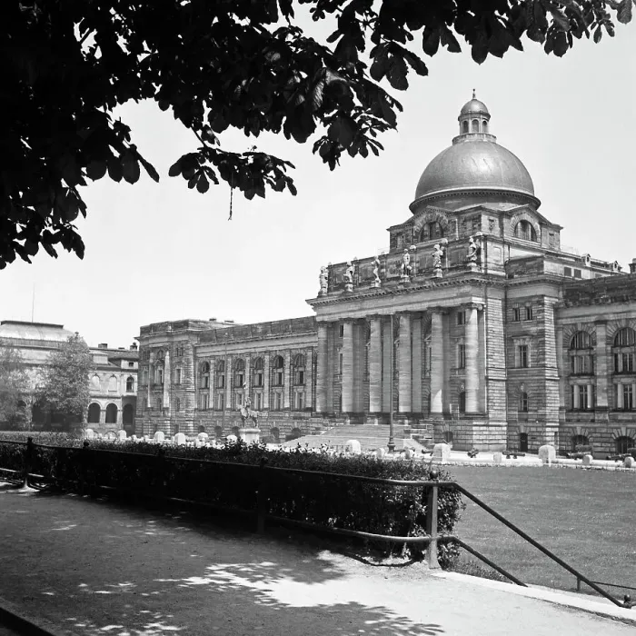 Framed Print : München. Das Armeemuseum am Hofgarten in München, Deutschland 1930er Jahre Framed Print : München. Das Armeemuseum am Hofgarten in München, Deutschland 1930er Jahre