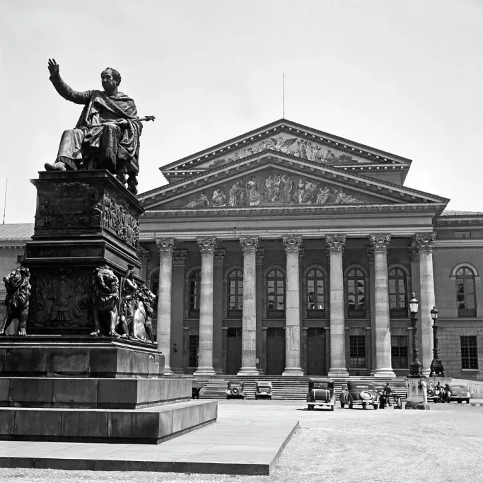 Framed Print : München. Das Nationaltheater am Max Joseph Platz in München, Deutschland 1930er Jahre Framed Print : München. Das Nationaltheater am Max Joseph Platz in München, Deutschland 1930er Jahre