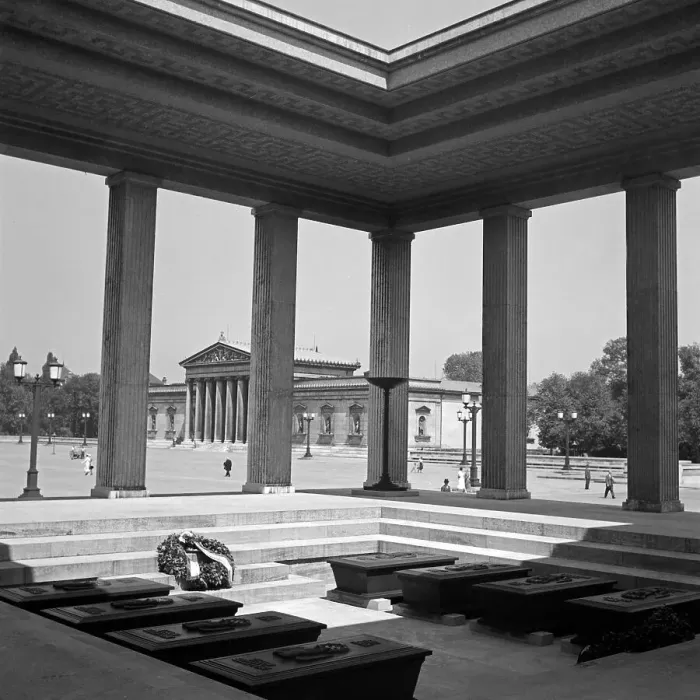 Impresión enmarcada : München. La sala de honor entre el Platz Karolinen y el Platz Koénig en Múnich Impresión enmarcada : München. La sala de honor entre el Platz Karolinen y el Platz Koénig en Múnich