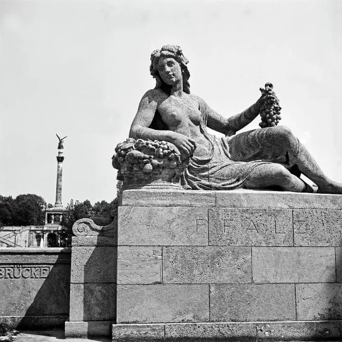 Impression encadrée : München. La statue de la Pfaelze à l'extrémité du pont Luitpold au centre-ville Impression encadrée : München. La statue de la Pfaelze à l'extrémité du pont Luitpold au centre-ville