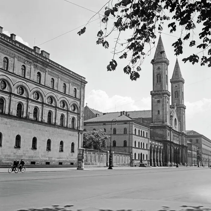 Framed Print : München. Die katholische Pfarr- und Universitätskirche St