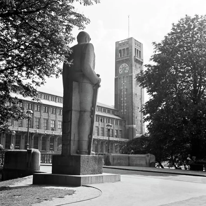 Framed Print : München. Das Bismarck Denkmal gegenüber vom Deutschen Museum in München Framed Print : München. Das Bismarck Denkmal gegenüber vom Deutschen Museum in München