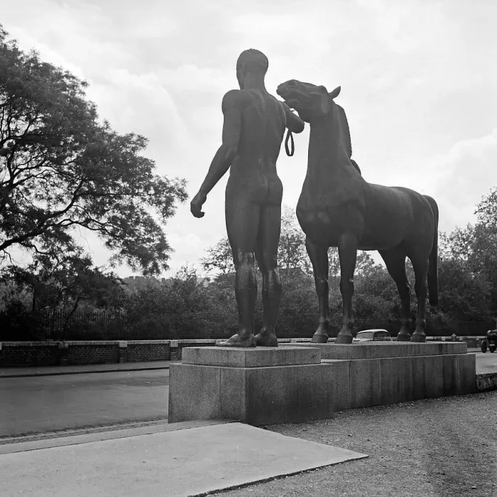 Impresión enmarcada : München. La estatua del guerrero con su caballo frente al entrada de la Impresión enmarcada : München. La estatua del guerrero con su caballo frente al entrada de la