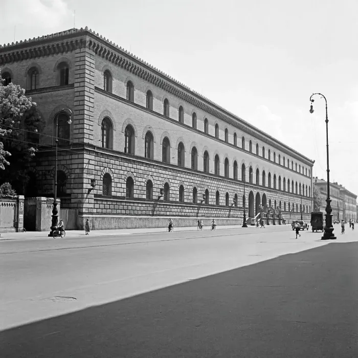 Framed Print : München. Die Ludwig Maximilians Universität in München, Deutschland 1930er Jahre Framed Print : München. Die Ludwig Maximilians Universität in München, Deutschland 1930er Jahre