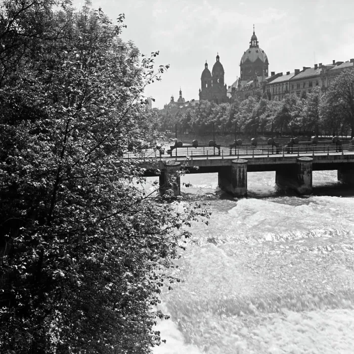 Impresión enmarcada : München. Puentes sobre el río Isar con vista a la iglesia evangélica luterana Impresión enmarcada : München. Puentes sobre el río Isar con vista a la iglesia evangélica luterana