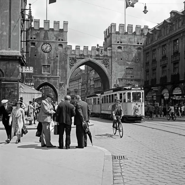 Framed Print : München. Eine Straßenbahn der Linie 39 passiert das Karlstor in der Innenstadt von München Framed Print : München. Eine Straßenbahn der Linie 39 passiert das Karlstor in der Innenstadt von München