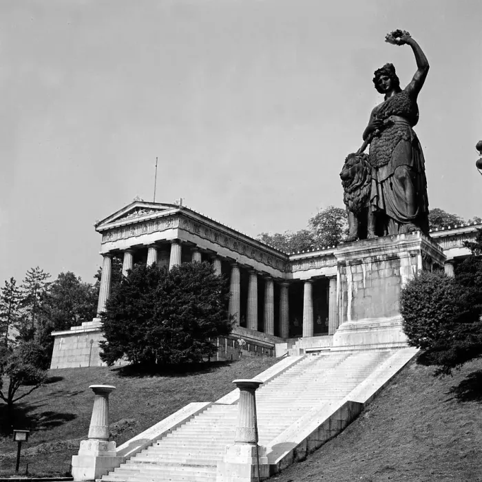 Gerahmter Druck : München. Hallen des Ruhms und die Statue von Bayern an der westlichen Seite