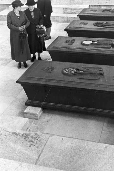 Impression encadrée : München. Pèlerins devant les sarcophages des combattants près de la Maison Brune à Munich Impression encadrée : München. Pèlerins devant les sarcophages des combattants près de la Maison Brune à Munich