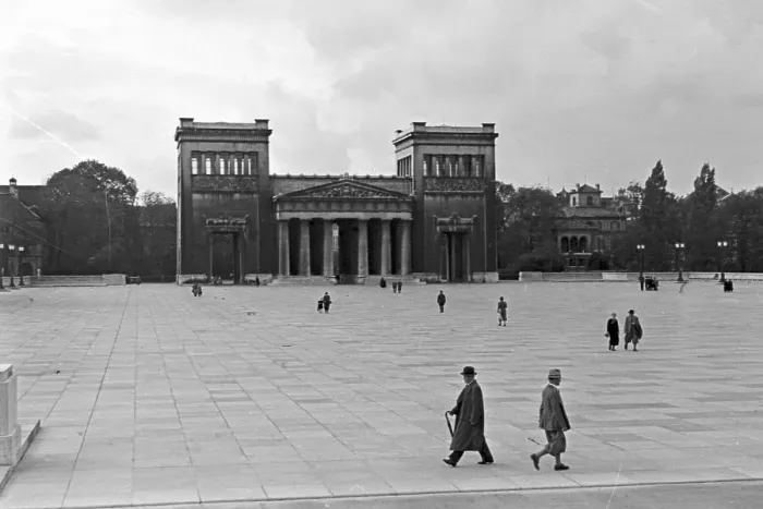 Stampa con cornice : München. Piazza Königsplatz a Monaco di Baviera, Germania anni 1930 Stampa con cornice : München. Piazza Königsplatz a Monaco di Baviera, Germania anni 1930