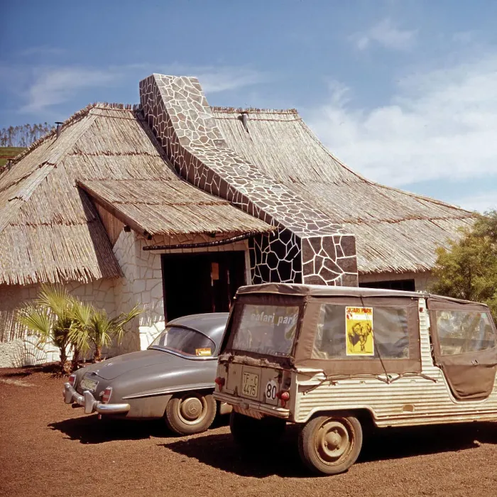 Impression encadrée : Namibia. Deux autos se trouvent devant la réception des safaris au parc Impression encadrée : Namibia. Deux autos se trouvent devant la réception des safaris au parc
