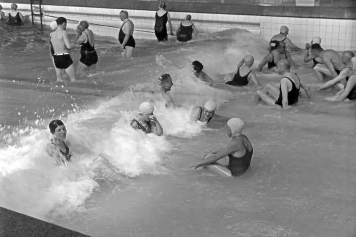 Impression encadrée : Norderney. Invités au bassin de bain avec ondes artificielles à Norderney Impression encadrée : Norderney. Invités au bassin de bain avec ondes artificielles à Norderney