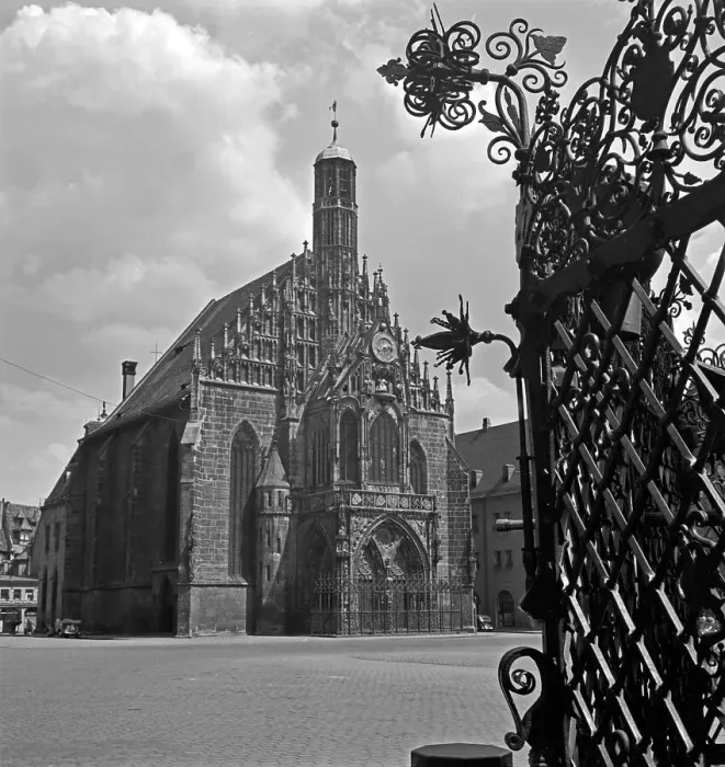 Framed Print : Nürnberg. Die Frauenkirche in der Altstadt von Nürnberg, Deutschland 1930er Jahre Framed Print : Nürnberg. Die Frauenkirche in der Altstadt von Nürnberg, Deutschland 1930er Jahre