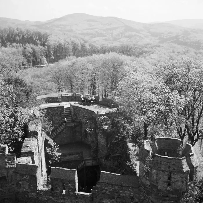 Gerahmter Druck : Odenwald. Bleibende Ruinen des Schlosses Auerbach in der Region Odenwald