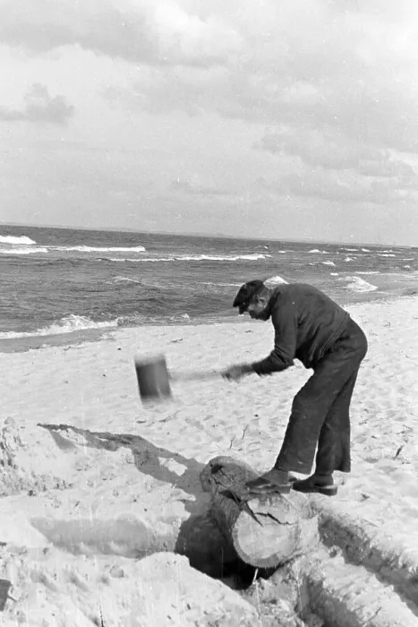 Stampa con cornice : Ostsee. Addetto al bagno sulla spiaggia del Mar Baltico in Germania negli anni '30