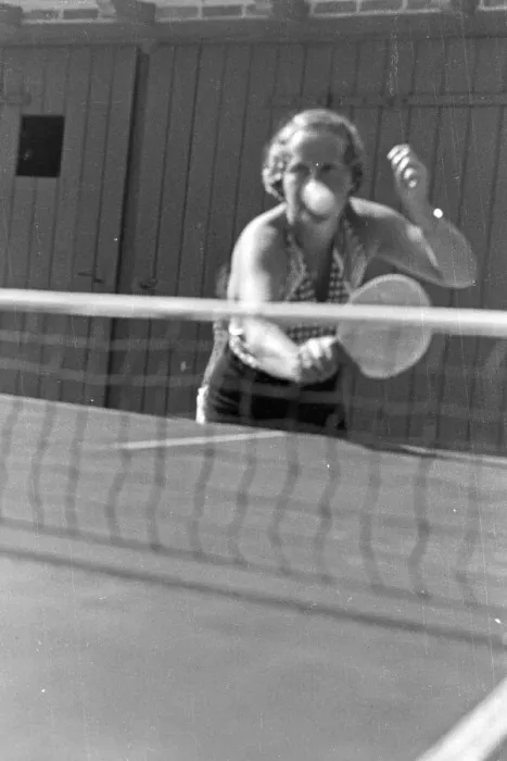 Stampa con cornice : Ostsee. Una donna in vacanza che gioca a tennis di tavolo sulla spiaggia Stampa con cornice : Ostsee. Una donna in vacanza che gioca a tennis di tavolo sulla spiaggia