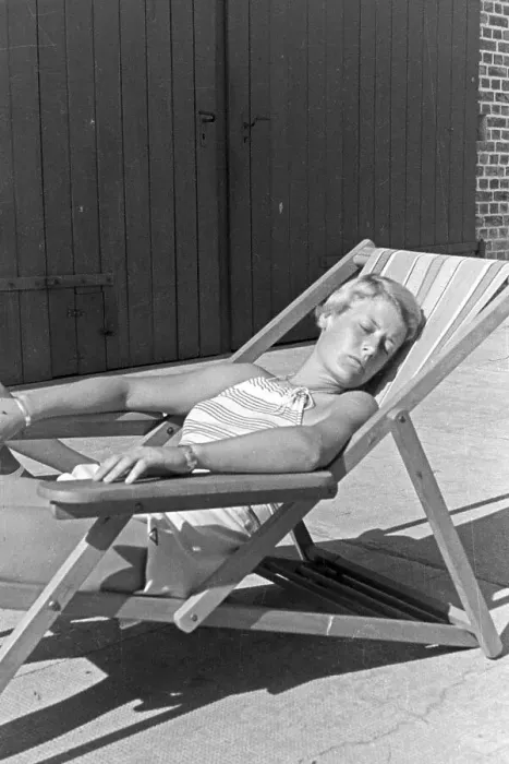 Stampa con cornice : Ostsee. Cittadina turista in spiaggia al sole sulla Baltica, Germania anni '30