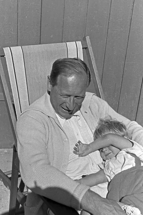 Gerahmter Druck : Ostsee. Ein Mann und ein kleiner Junge sitzen im Strandstuhl am Strand