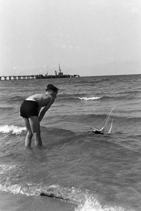 Impresión enmarcada : Ostsee. Un niño con su barco de juguete en vacaciones por la costa del Báltico Impresión enmarcada : Ostsee. Un niño con su barco de juguete en vacaciones por la costa del Báltico