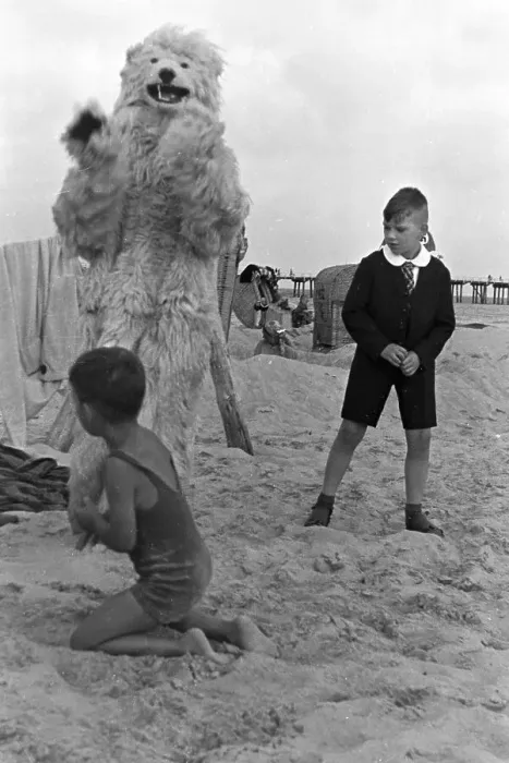 Stampa con cornice : Ostsee. Bambini con il mascarone di spiaggia sulla spiaggia del Baltico, Germania anni '30 Stampa con cornice : Ostsee. Bambini con il mascarone di spiaggia sulla spiaggia del Baltico, Germania anni '30