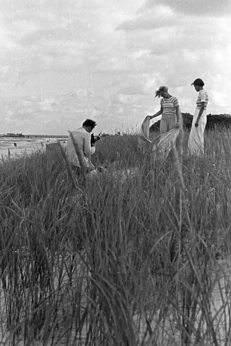 Framed Print : Ostsee. Urlauber am Strand an der Ostsee, Deutschland 1930er Jahre Framed Print : Ostsee. Urlauber am Strand an der Ostsee, Deutschland 1930er Jahre