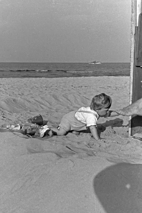 Framed Print : Ostsee. Urlauber am Strand an der Ostsee, Deutschland 1930er Jahre Framed Print : Ostsee. Urlauber am Strand an der Ostsee, Deutschland 1930er Jahre