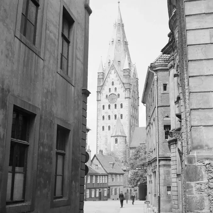 Gerahmter Druck : Paderborn. Ein Blick durch die Straßen der Stadt in Richtung des Hochdoms Gerahmter Druck : Paderborn. Ein Blick durch die Straßen der Stadt in Richtung des Hochdoms