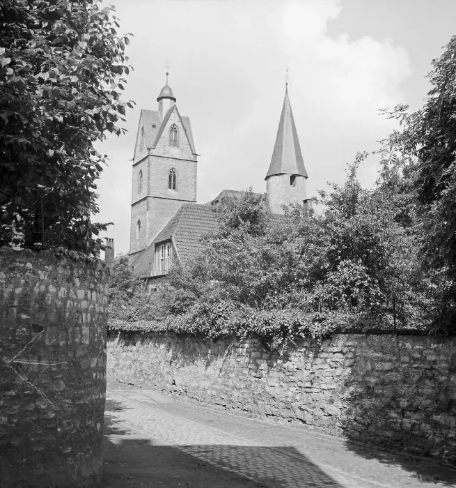 Stampa con cornice : Paderborn. Cielo sulla chiesa di Busdorf a Paderborn, Germania anni '30 Stampa con cornice : Paderborn. Cielo sulla chiesa di Busdorf a Paderborn, Germania anni '30