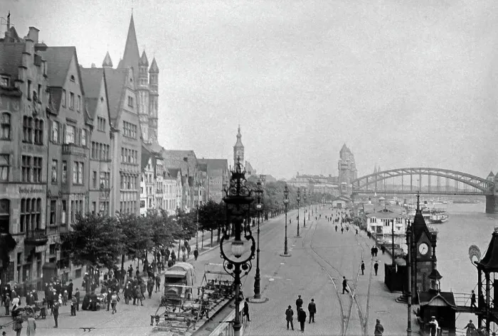 Framed Print : Köln. Passanten spazieren am Altstadtufer am Pegel am Rhein in Köln Framed Print : Köln. Passanten spazieren am Altstadtufer am Pegel am Rhein in Köln