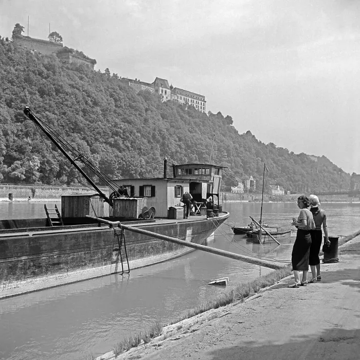 Framed Print : Passau. Zwei Frauen am Ufer der Donau in Passau mit Blick auf die Veste Oberhaus Framed Print : Passau. Zwei Frauen am Ufer der Donau in Passau mit Blick auf die Veste Oberhaus