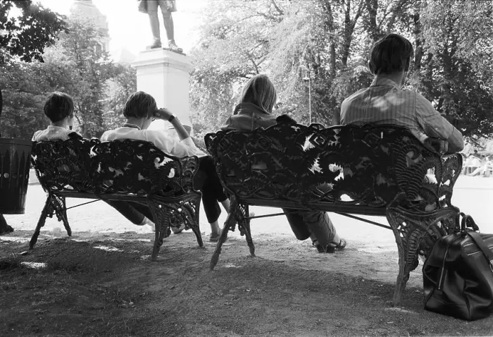 Gerahmter Druck : People. Menschen - Menschheit im Park an der Bank in der Pause und beim Gerahmter Druck : People. Menschen - Menschheit im Park an der Bank in der Pause und beim