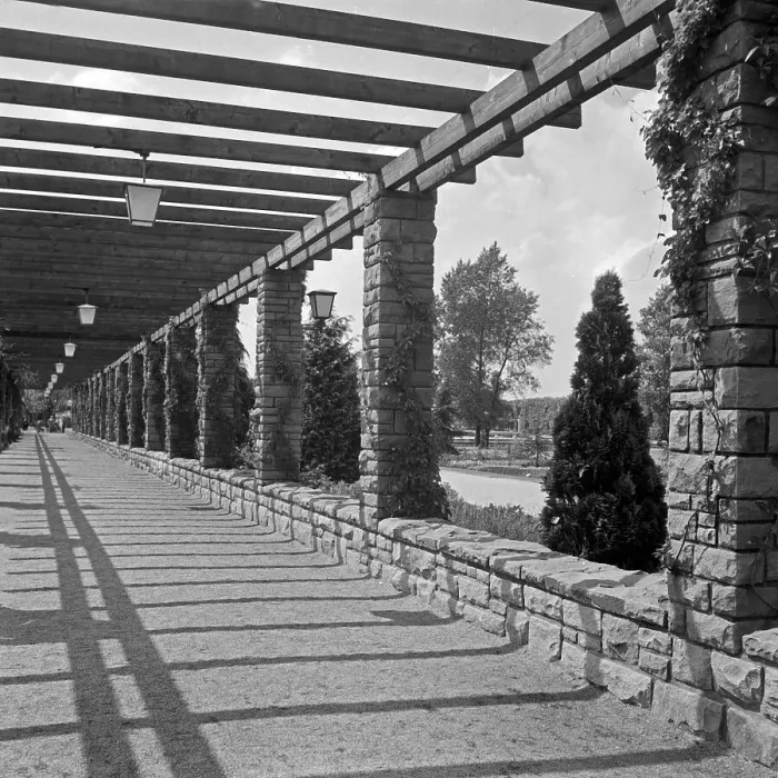 Framed Print : Essen. Pergola mit Wandelgang im Gruga Park in Essen, Deutschland 1930er Jahre Framed Print : Essen. Pergola mit Wandelgang im Gruga Park in Essen, Deutschland 1930er Jahre