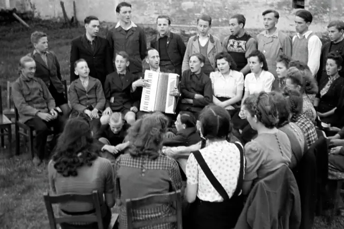 Stampa con cornice : Horka. Priest Egon Vögler accompagna il coro giovanile della comunità di Stampa con cornice : Horka. Priest Egon Vögler accompagna il coro giovanile della comunità di