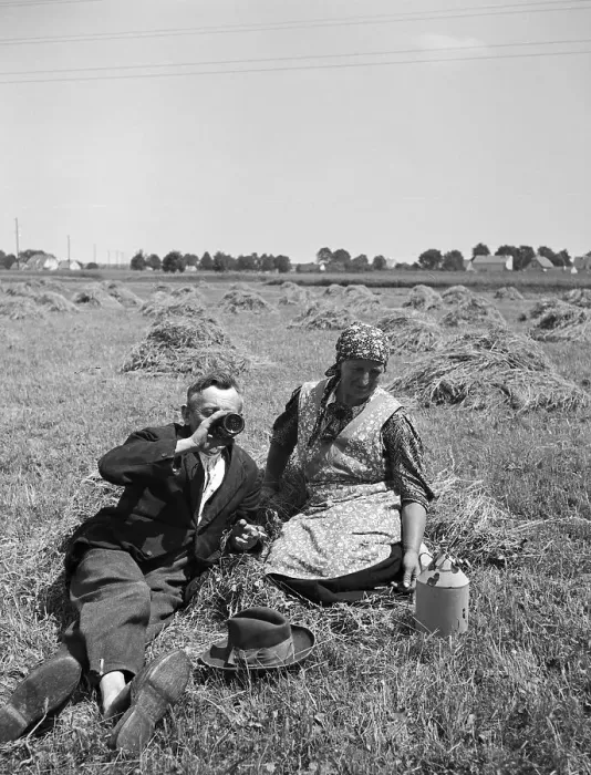 Framed Print : Picknick. Junge Leute rasten auf einer Wanderung und machen ein Picknick Framed Print : Picknick. Junge Leute rasten auf einer Wanderung und machen ein Picknick