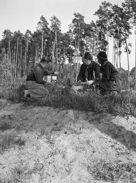 Gerahmter Druck : Picknick. Junge Leute ruhen während eines Wanderns und machen eine Picknickerie