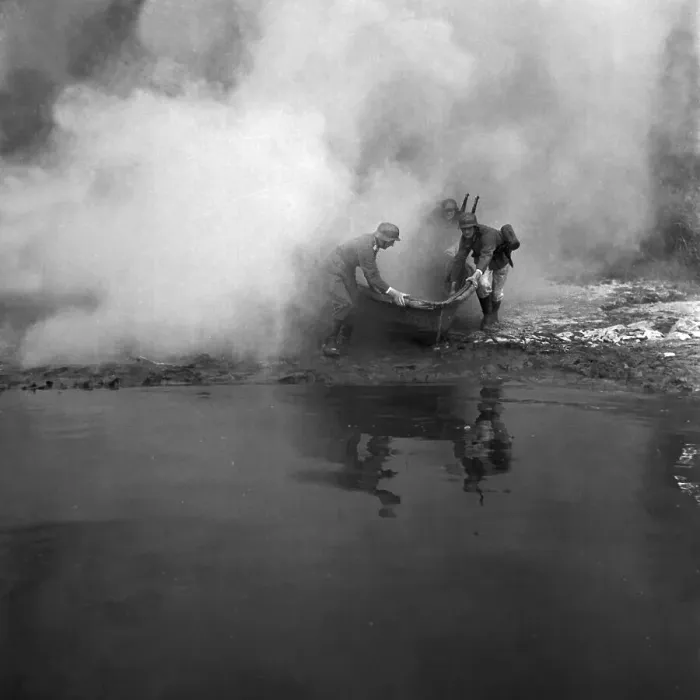 Impression encadrée : Un bateau d'assaut est mis à l'eau sous le feu ennemi, Allemagne années 1940. Impression encadrée : Un bateau d'assaut est mis à l'eau sous le feu ennemi, Allemagne années 1940.