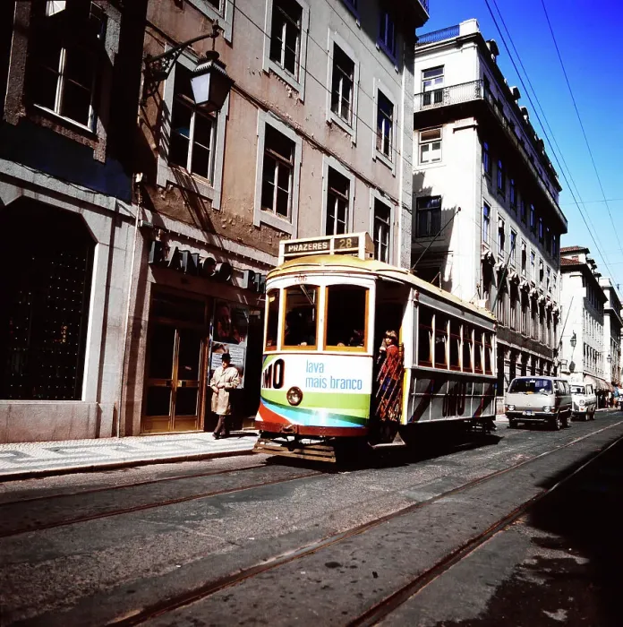 Impression encadrée : Portugal. Avec la ligne 28 de tramway en direction du Prézarès à Lisbonne