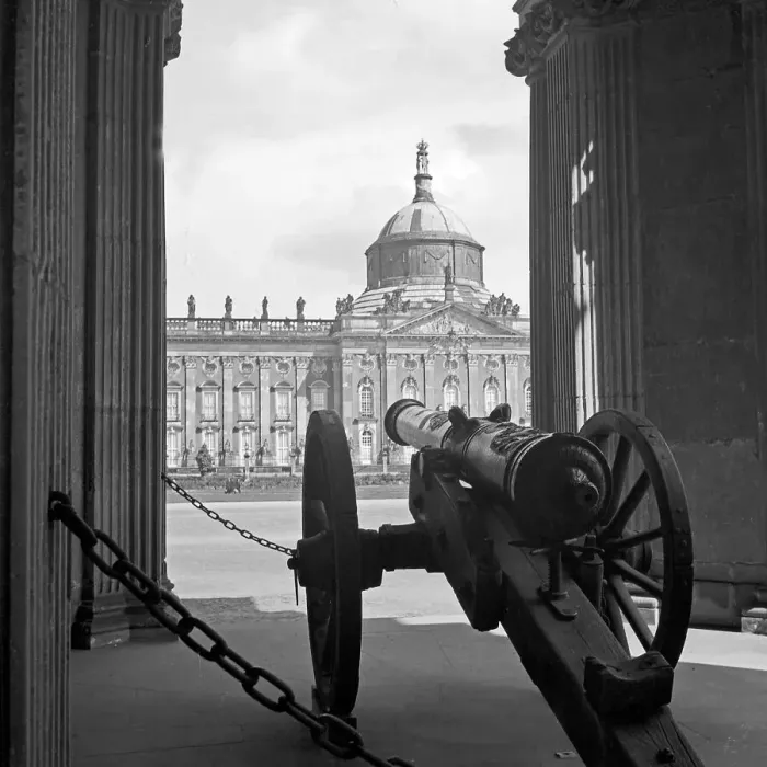 Impresión enmarcada : Potsdam. Cannón con vista al Nuevo Palacio en Potsdamer Reiche de Alemania