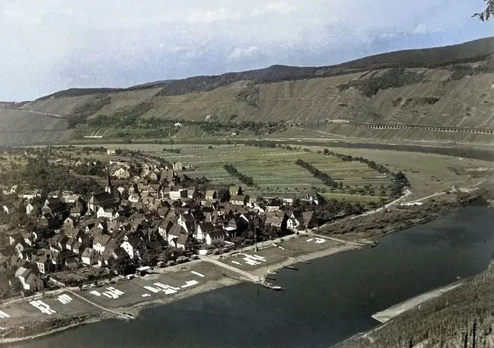 Stampa con cornice : Pünderich. Il collo di Riel a Pünderich sulla Mosella in Germania negli anni '30 Stampa con cornice : Pünderich. Il collo di Riel a Pünderich sulla Mosella in Germania negli anni '30
