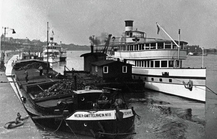 Framed Print : Am Rhein. Schiffe auf dem Rhein, Deutschland 1930er Jahre Framed Print : Am Rhein. Schiffe auf dem Rhein, Deutschland 1930er Jahre