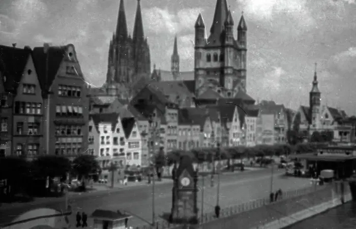 Framed Print : Köln. Rheinufer mit dem Pegel, dem Dom und der Kirche Groß St Framed Print : Köln. Rheinufer mit dem Pegel, dem Dom und der Kirche Groß St
