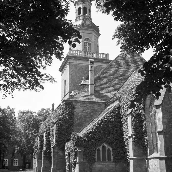 Impresión enmarcada : Rinteln. La iglesia evangélica luterana de San Nicolás en Rinteln a la río Weser Impresión enmarcada : Rinteln. La iglesia evangélica luterana de San Nicolás en Rinteln a la río Weser