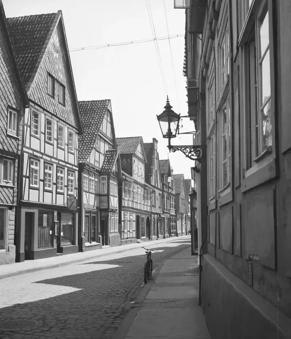 Impression encadrée : Rinteln. Rue avec des magasins et des maisons à colombages dans le centre-ville Impression encadrée : Rinteln. Rue avec des magasins et des maisons à colombages dans le centre-ville