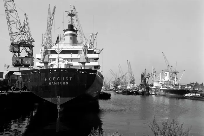 Framed Print : Rotterdam. Semicontainerschiff Hoechst aus Hamburg im Hafen von Rotterdam Framed Print : Rotterdam. Semicontainerschiff Hoechst aus Hamburg im Hafen von Rotterdam